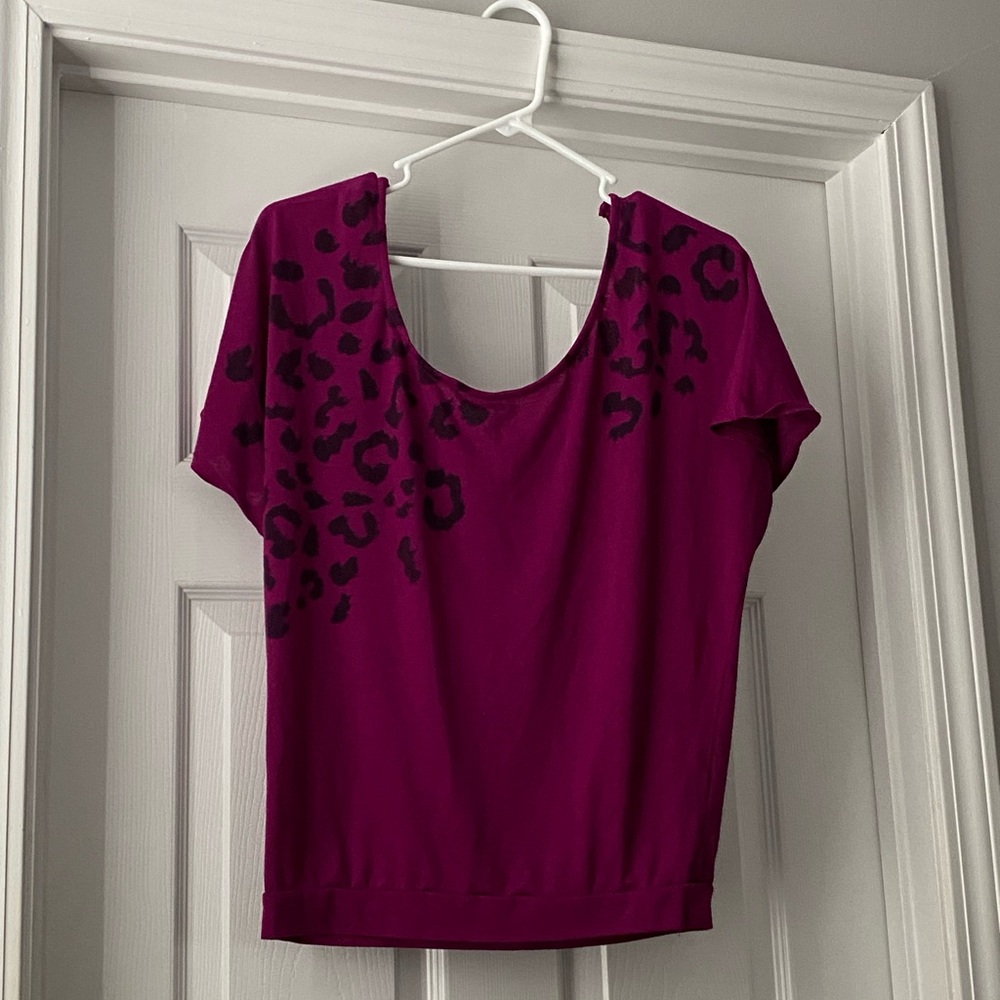 Women's Magenta Scoop Neck Short Sleeve Tee with Leopard Accent